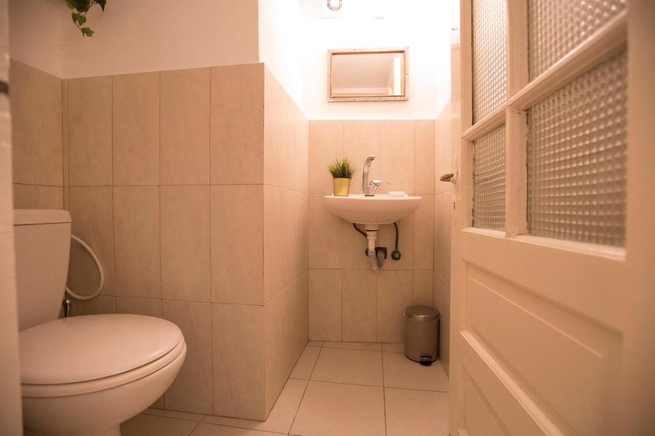 Historic 4-Bedroom Gem With Private Garden, Steps From Old City & Mamila Complex Baitulmaqdis Luaran gambar